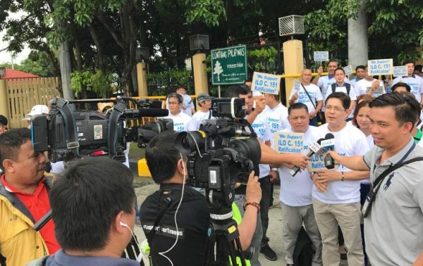 Filippiniläinen aktivi median haastattelussa