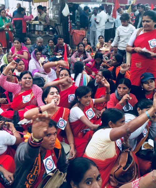 Naisia mielenosoituksessa Delhissä