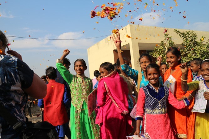 Intialaisia koulutyttöjä