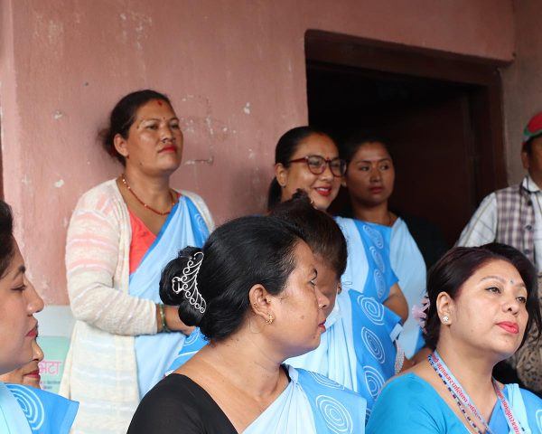 Nepalin vapaaehtoisia terveyssisaria sinisissä sareissa